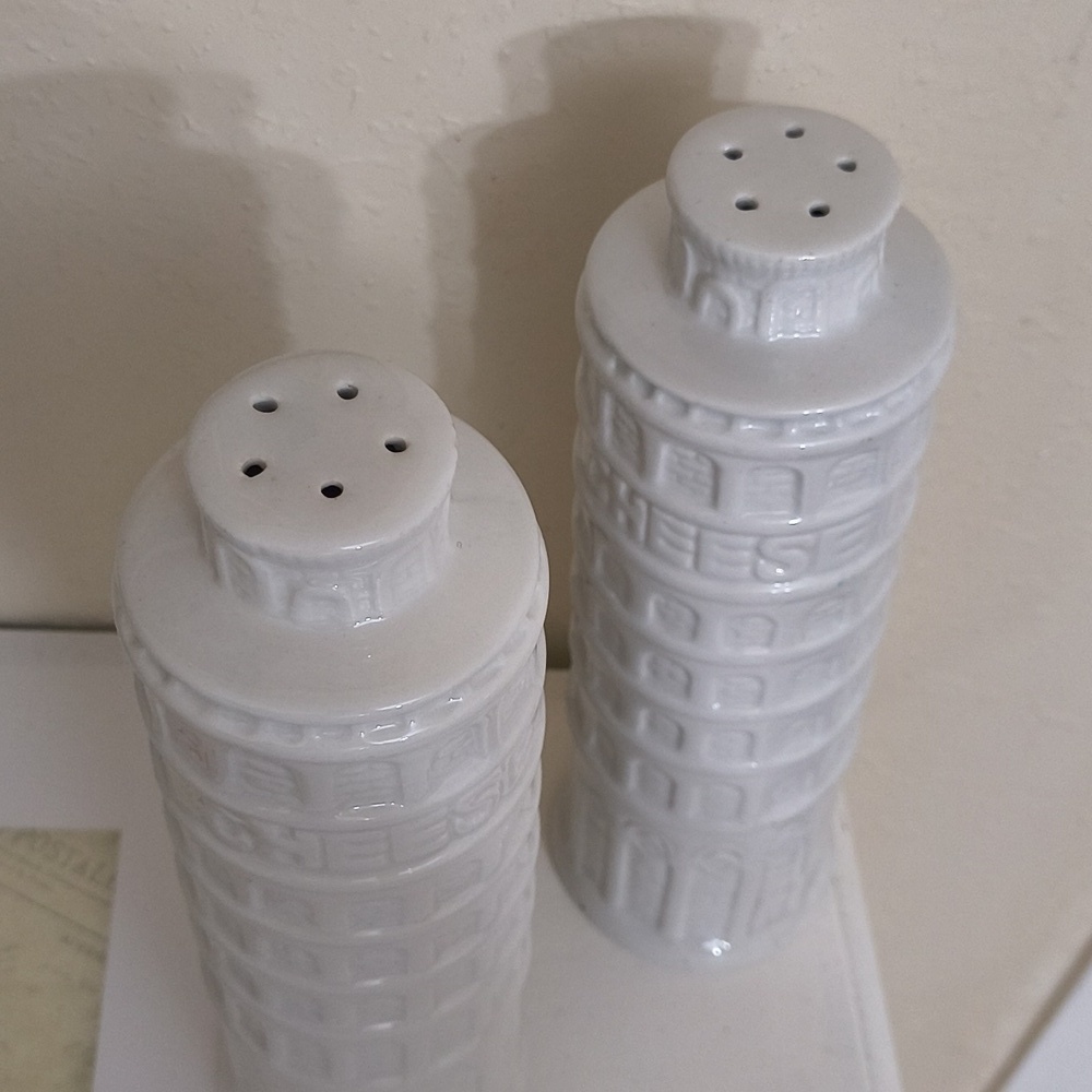 Vintage Leaning Tower Of Pisa White Ceramic Cheese Shaker - Picture 3 of 5